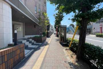 敷地北西側の前面道路（北東側から）