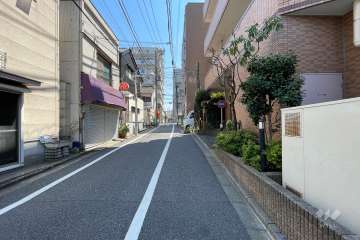 敷地東側の前面道路（北側から）