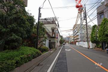 敷地北西側の前面道路（北東側から）