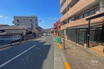 敷地南側の前面道路（南東側から）