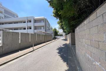 敷地北側の前面道路（東側から）