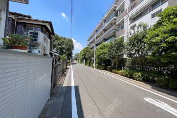 敷地西側の前面道路（南側から）