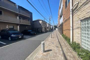 敷地の南側前面道路（東側から）