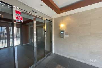 エントランスはオートロック付きです。