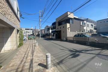 敷地東側の前面道路（南側から）