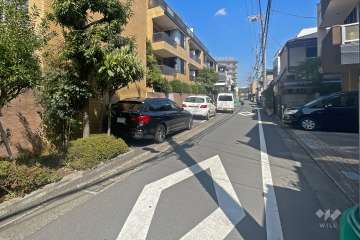 敷地東側の前面道路（南側から）