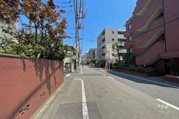 敷地北側の前面道路（西側から）