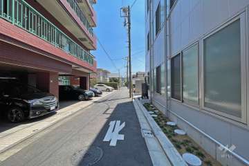 敷地西側の前面道路（北側から）