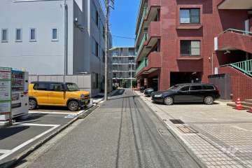 敷地西側の前面道路（南側から）