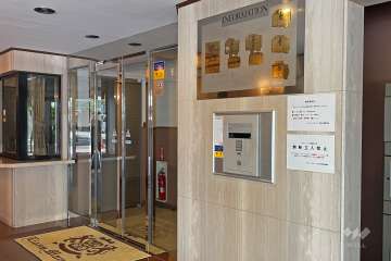 エントランスはオートロック付きです。