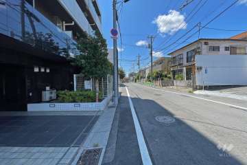 敷地北側の前面道路（東側から）