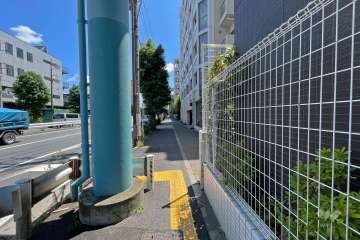 敷地東側の前面道路（北側から）