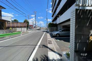 敷地北側の前面道路（西側から）