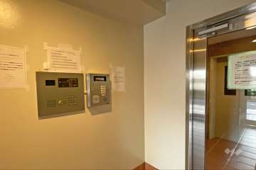 エントランスはオートロック付きです。