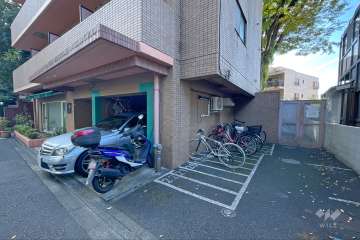 敷地内駐車場（屋内平面式）と駐輪場