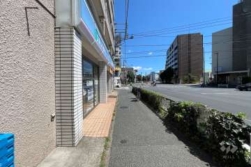 敷地南西側の前面道路（北西側から）