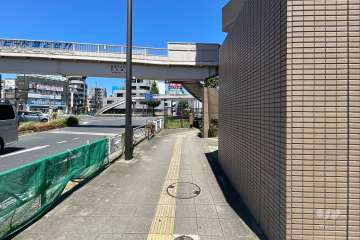 敷地の北西側前面道路（南西側から）