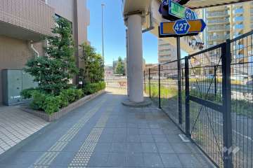 敷地の北東側前面道路