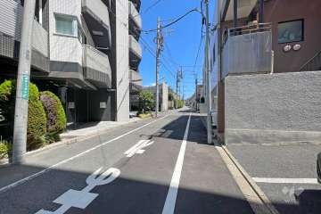 敷地南西側の前面道路（北西側から）