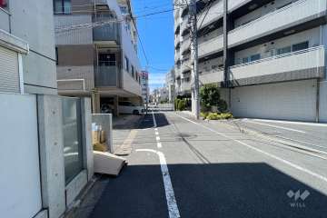 敷地南西側の前面道路（南東側から）