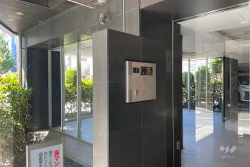 エントランスはオートロック付きです。