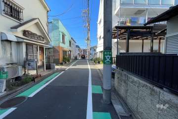 敷地の南西側前面道路（南東側から