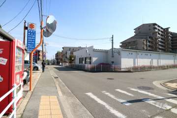 周辺は国道176号線に近い集合住宅と一戸建てが混在する住宅地です。