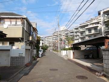 敷地西側の前面道路。西側には一戸建てが中心に立ち並ぶ住宅地が広がっています。