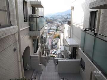 建物は西斜面の敷地に、ひな壇型に配置されています。