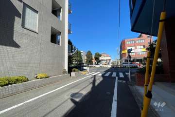 敷地の南東側前面道路（南西側から）