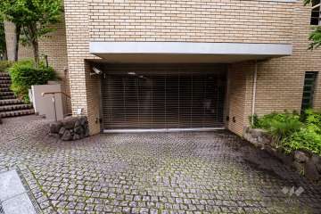 駐車場の出入り口（リングシャッター付き）