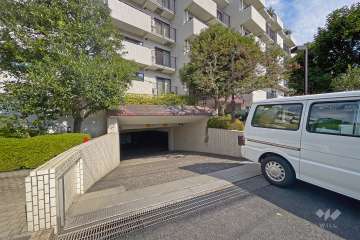 敷地内地下駐車場の出入り口