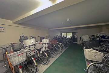屋内に設けられた駐輪場