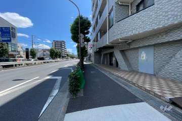 敷地東側の前面道路（北側から）