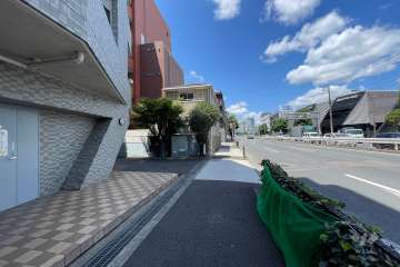 敷地東側の前面道路（南側から）