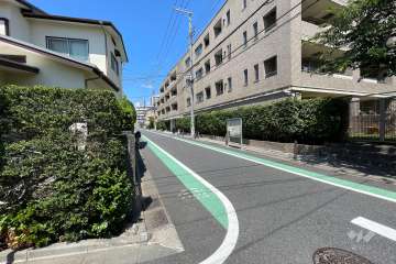 敷地西側の前面道路