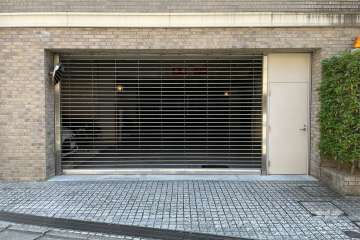 駐車場の出入口（リングシャッター付き）