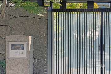 敷地入り口はオートロック付きです。