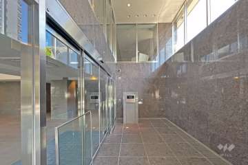 エントランスはオートロック付きです（ダブルオートロック）。