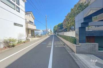敷地北側の前面道路（西側から）