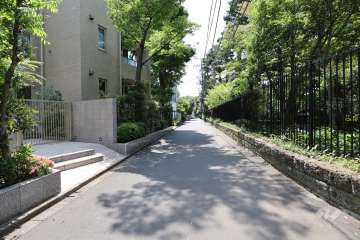 敷地西側の前面道路