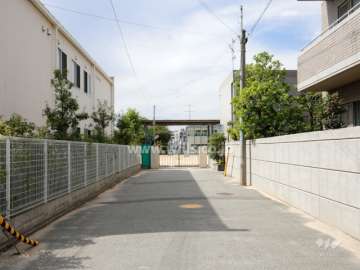 敷地南側の通路。突き当たりは『香櫨園小学校』です。