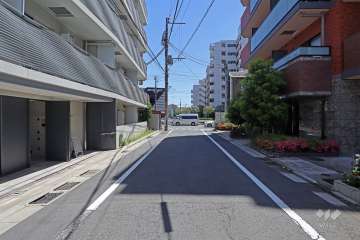 敷地の北西側前面道路（南西側から）