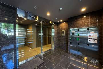 エントランスはオートロック付きです。