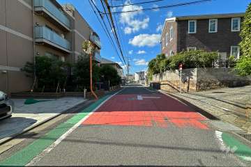 敷地北東側の前面道路（南東側から）