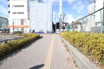 敷地西側の前面道路