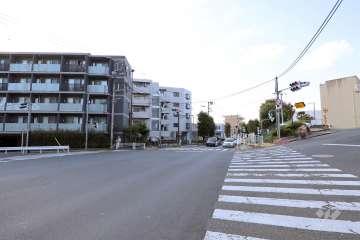 敷地南側の前面道路（東側から）
