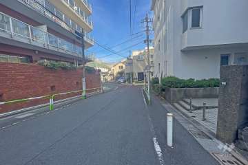 敷地北西側の前面道路（東側から）