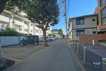 敷地西側の前面道路（北側から）