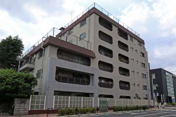 成城泉マンションの外観（東側から）